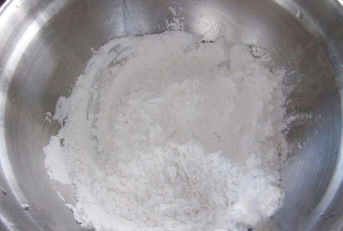 Trộn bột sắn dây với bột gạo và bột năng
